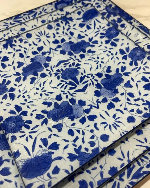 Platos decoupage para regalar León flores azules