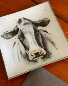 Platos decoupage para regalar León vaca frisona
