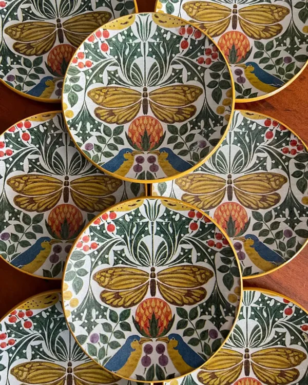 Platos decoupage para regalar León mariposas y pájaros