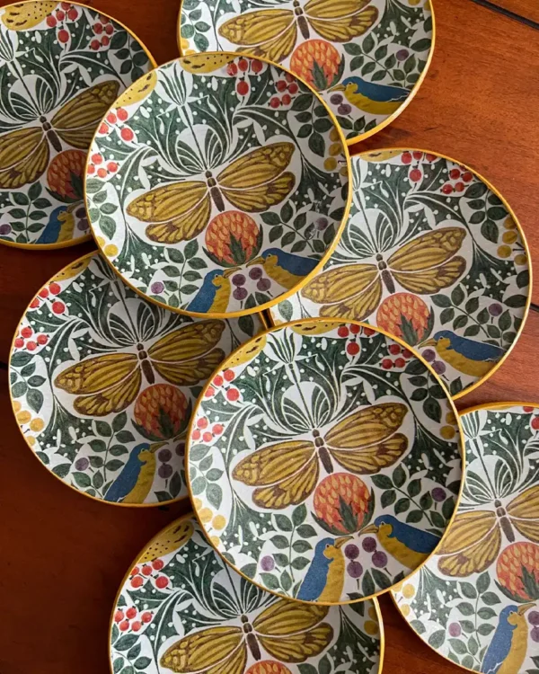 Platos decoupage para regalar mariposas y pájaros