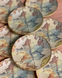 Platos decoupage para regalar hojas de otoño multicolor