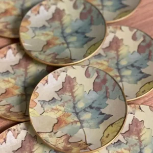 Platos decoupage para regalar hojas de otoño multicolor