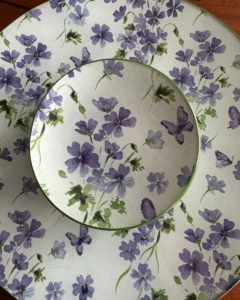Platos decoupage para regalar flores moradas