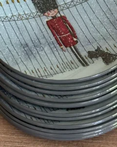 Platos decoupage para regalar León cascanueces en la nieve con perro