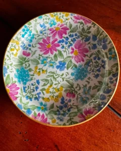 Platos decoupage para regalar León flores rosadas