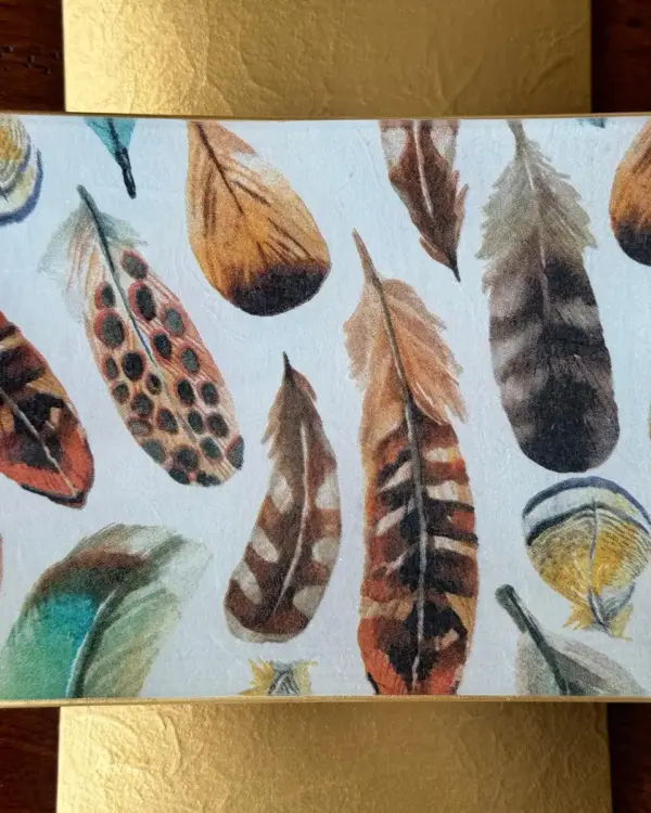 Platos decoupage para regalar plumas para papá