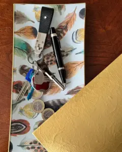 Platos decoupage para regalar León plumas para papá