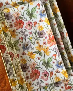 Platos decoupage para regalar sutiles flores primaverales