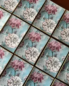Platos decoupage para regalar León flores dalias rosadas