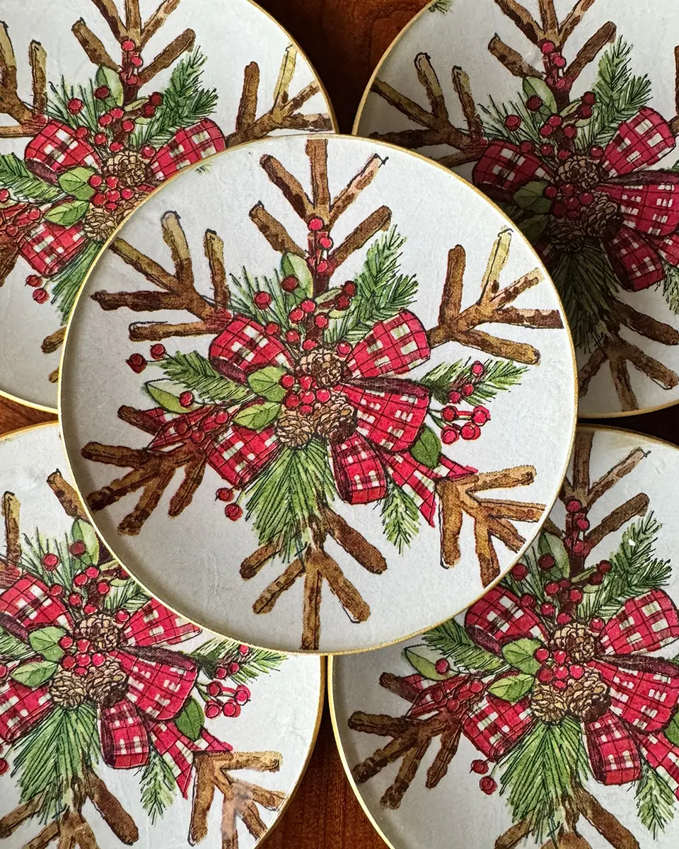 Platos decoupage para regalar León lazo rojo Platos decoupage para regalar León lazo rojo