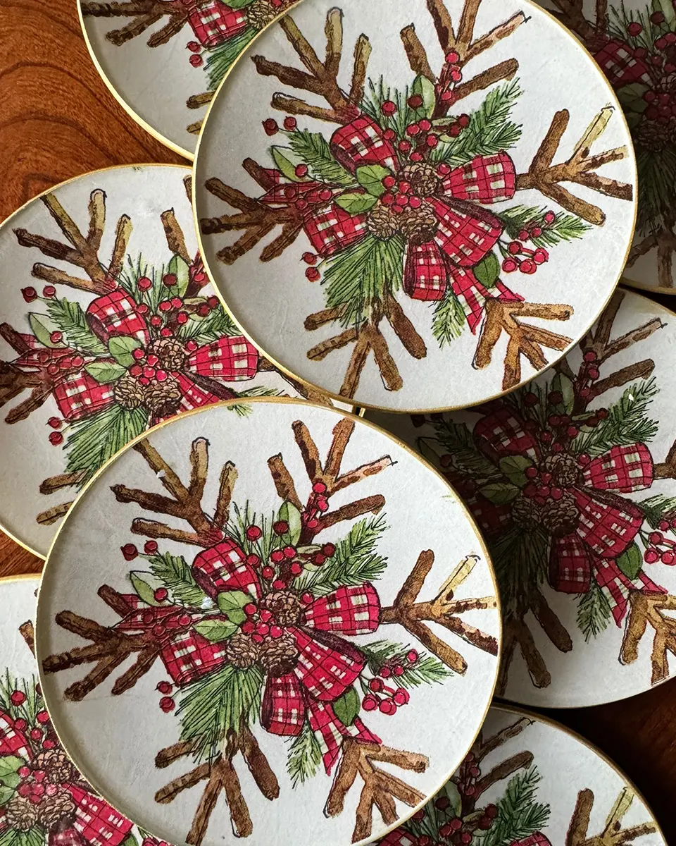 Platos decoupage para regalar León lazo rojo Platos decoupage para regalar León lazo rojo